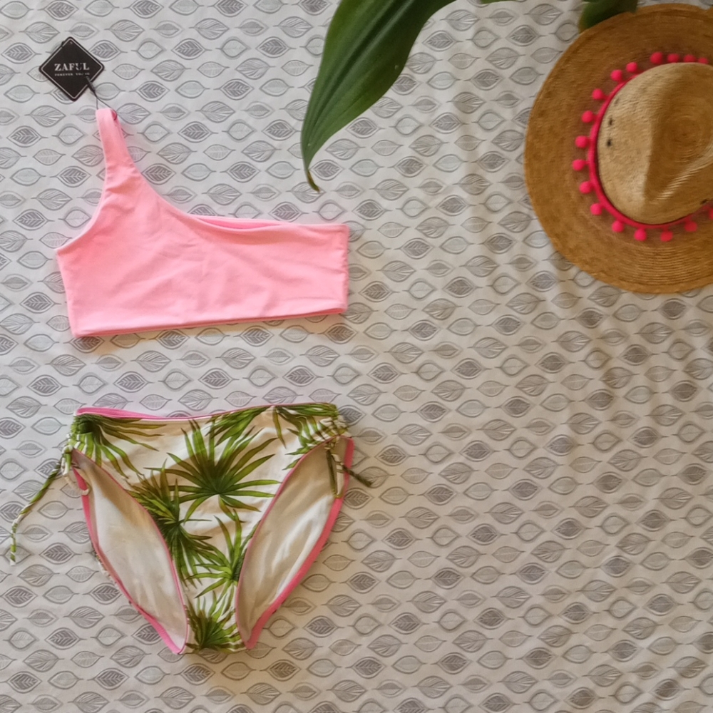 New w/ tags Zaful Bikini top size S/M. Pretty pink